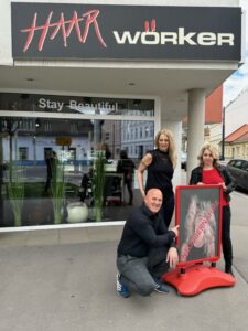 Die Inhaberin Doris Amerstorfer mit ihrem Mann und einer Kollegin bei der Neuübernahmevom Friseursalon Haarwörker in Wien